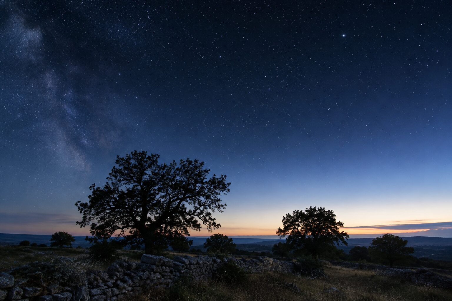 Dernières étoiles avant l’aube au-dessus du causse et des murets de pierre sèche